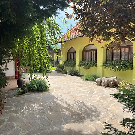 Penzion Primase Долні-В'єстоніце Екстер'єр фото